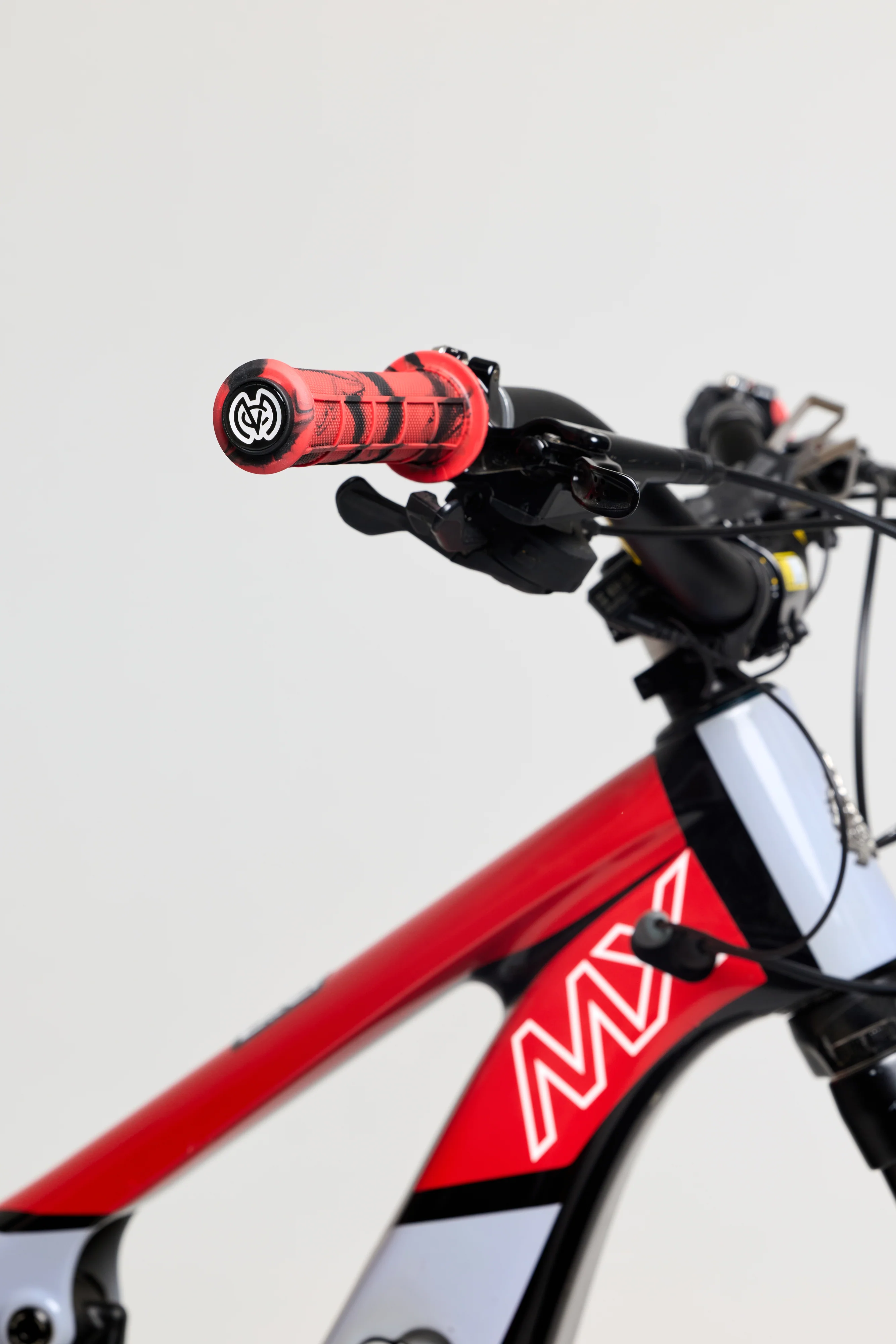 Mid Flange Bolt-On Grips Red Dye - Image 5