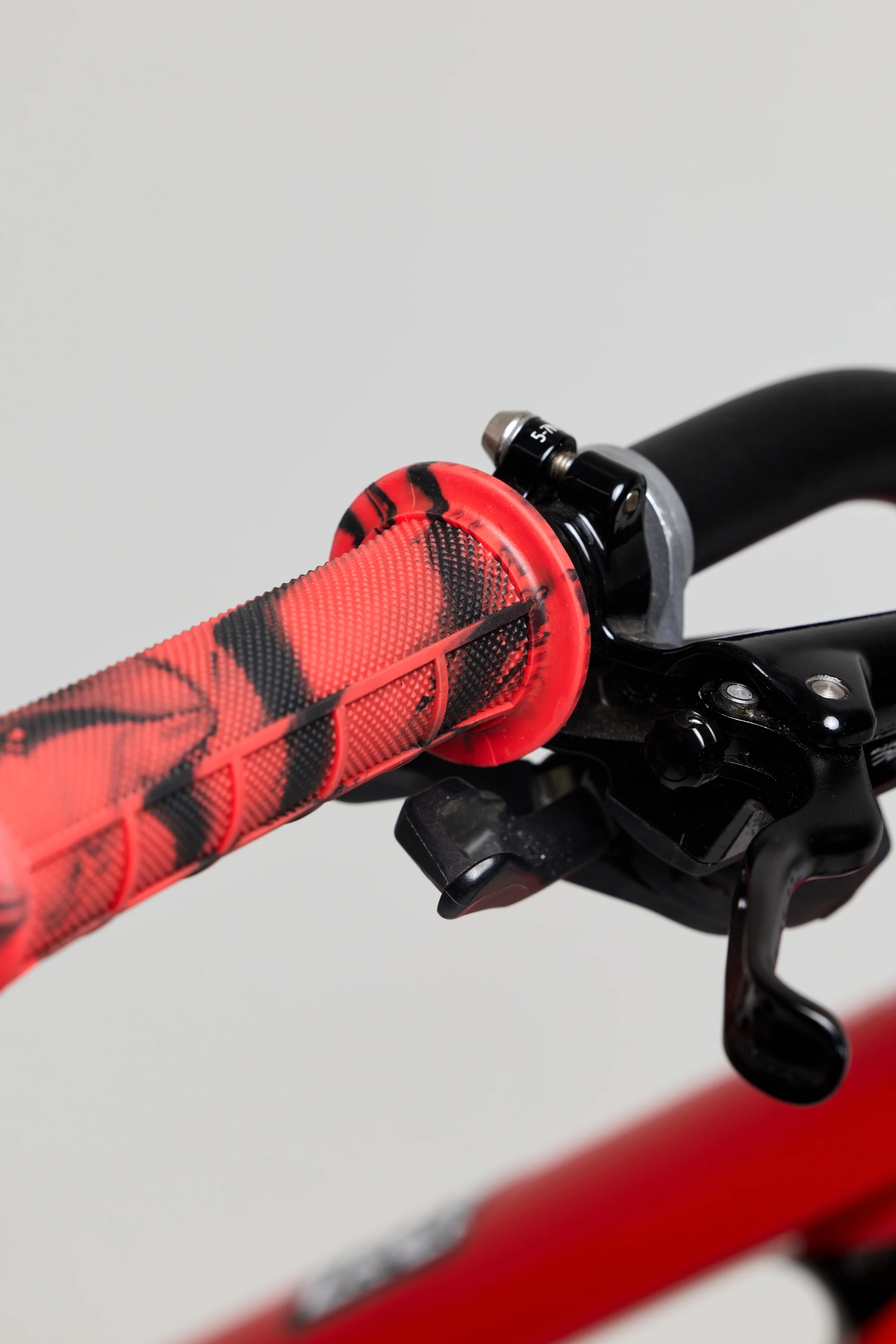 Mid Flange Bolt-On Grips Red Dye - Image 6