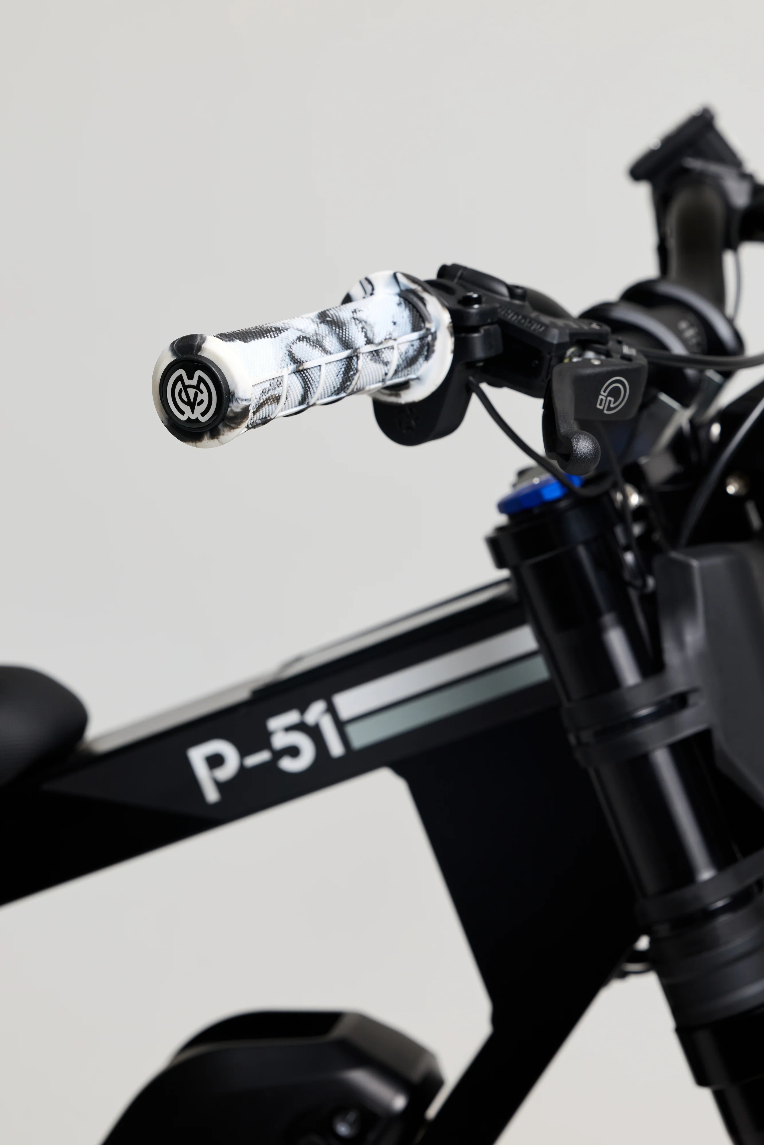 Mid Flange Bolt-On Grips White Dye - Image 4